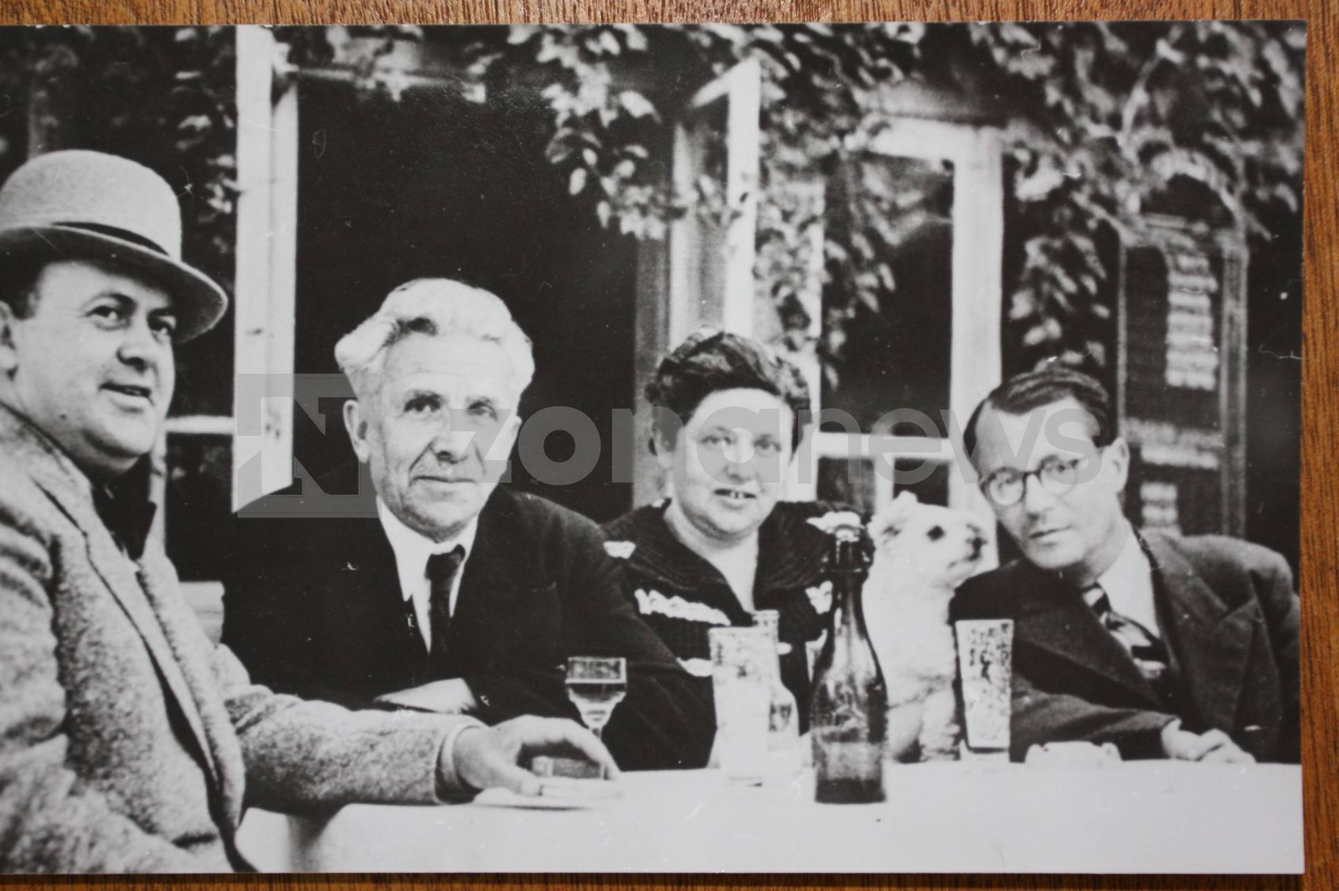 Антон Прудкин, съпругата му Мария и приятели
